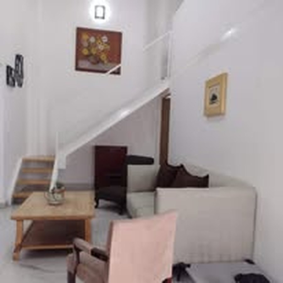 Sala y escalera interior