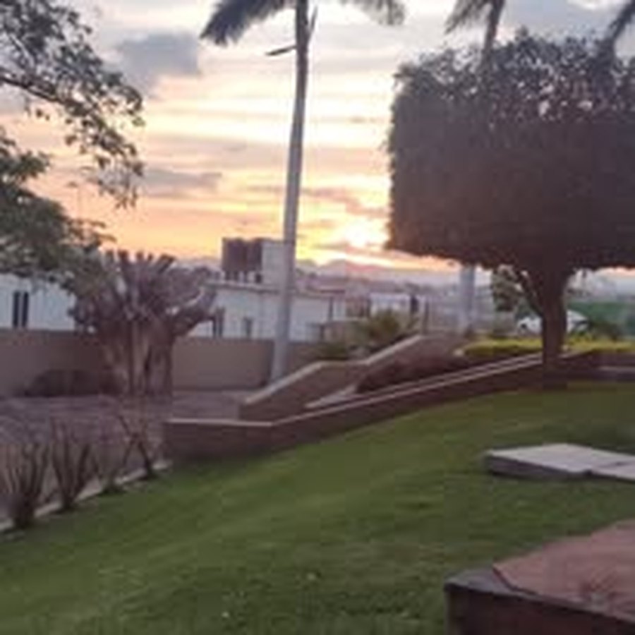 Jardín y áreas verdes al atardecer